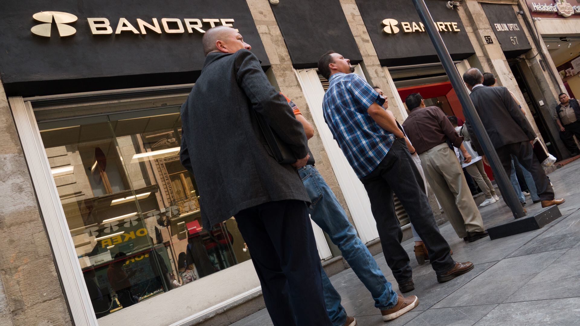 La nueva estrategia suma 21 mil puntos de venta a las operaciones del banco, ubicados en mil 111 municipios del país.