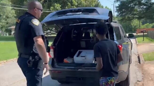 El policía sorprendió al niño con el regalo