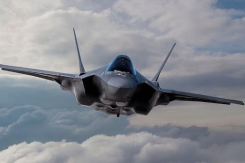 Estados Unidos inicia operación de rescate del piloto derribado en Irán