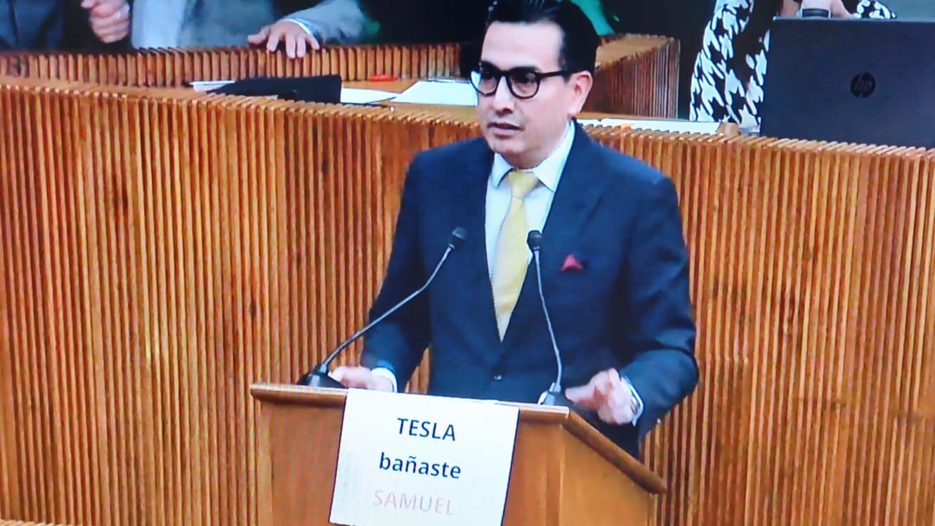 Gaona subió a tribuna con un cartelón en el que se leía "Tesla" bañaste, Samuel