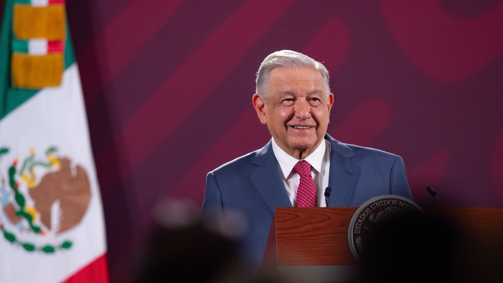 El presidente encabezó una breve conferencia tras su gira en Colombia y Chile.