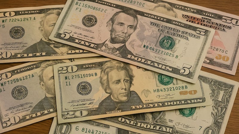 Precio del dólar hoy martes 9 de diciembre: el peso abre ante presión inflacionaria y señales de debilidad económica