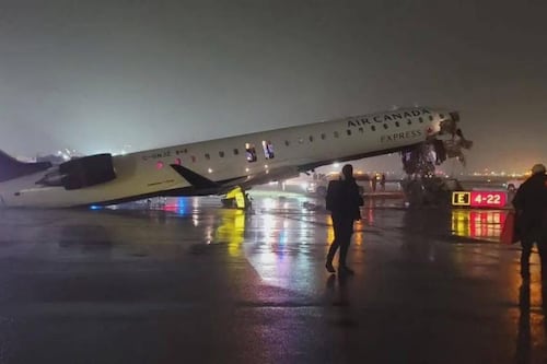 Tragedia en Nueva York: avión de Air Canada se estrella en plena pista; hay muertos y heridos
