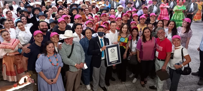 Por más de 11 minutos de zapateado, lograron imponer récord