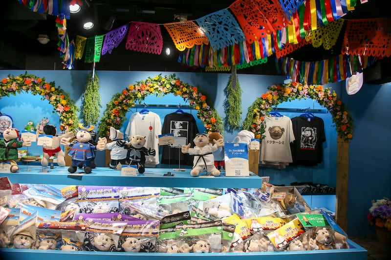 El entrañable personaje de Farmacias Similares abre una tienda inmersiva en el corazón de la urbe nipona