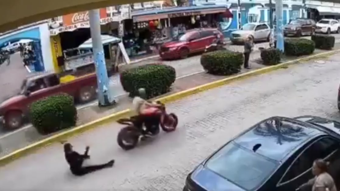 Mujer cae de motocicleta al hacer el caballito