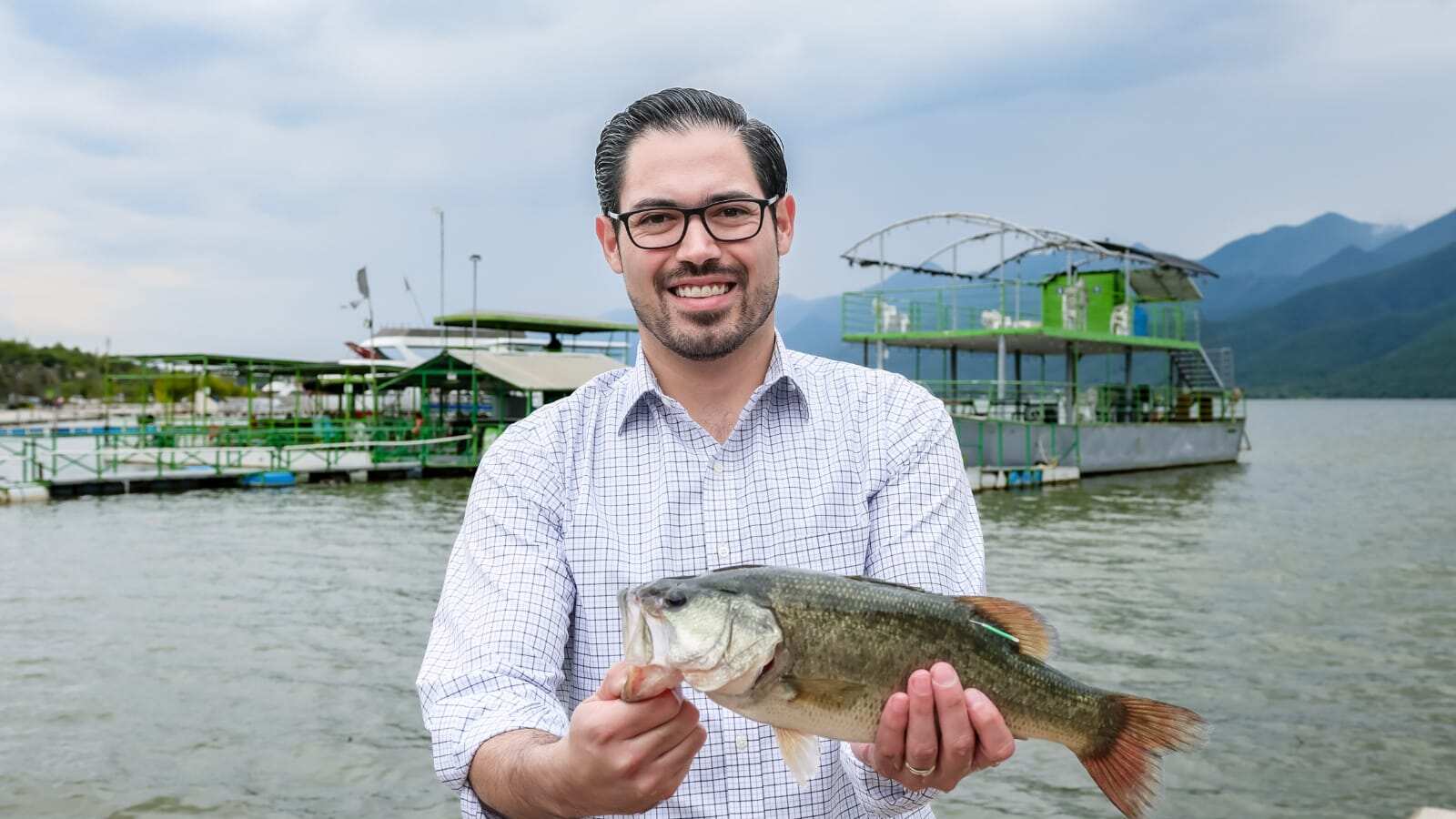 Con las crías se incentivaría la pesca deportiva en la presa.