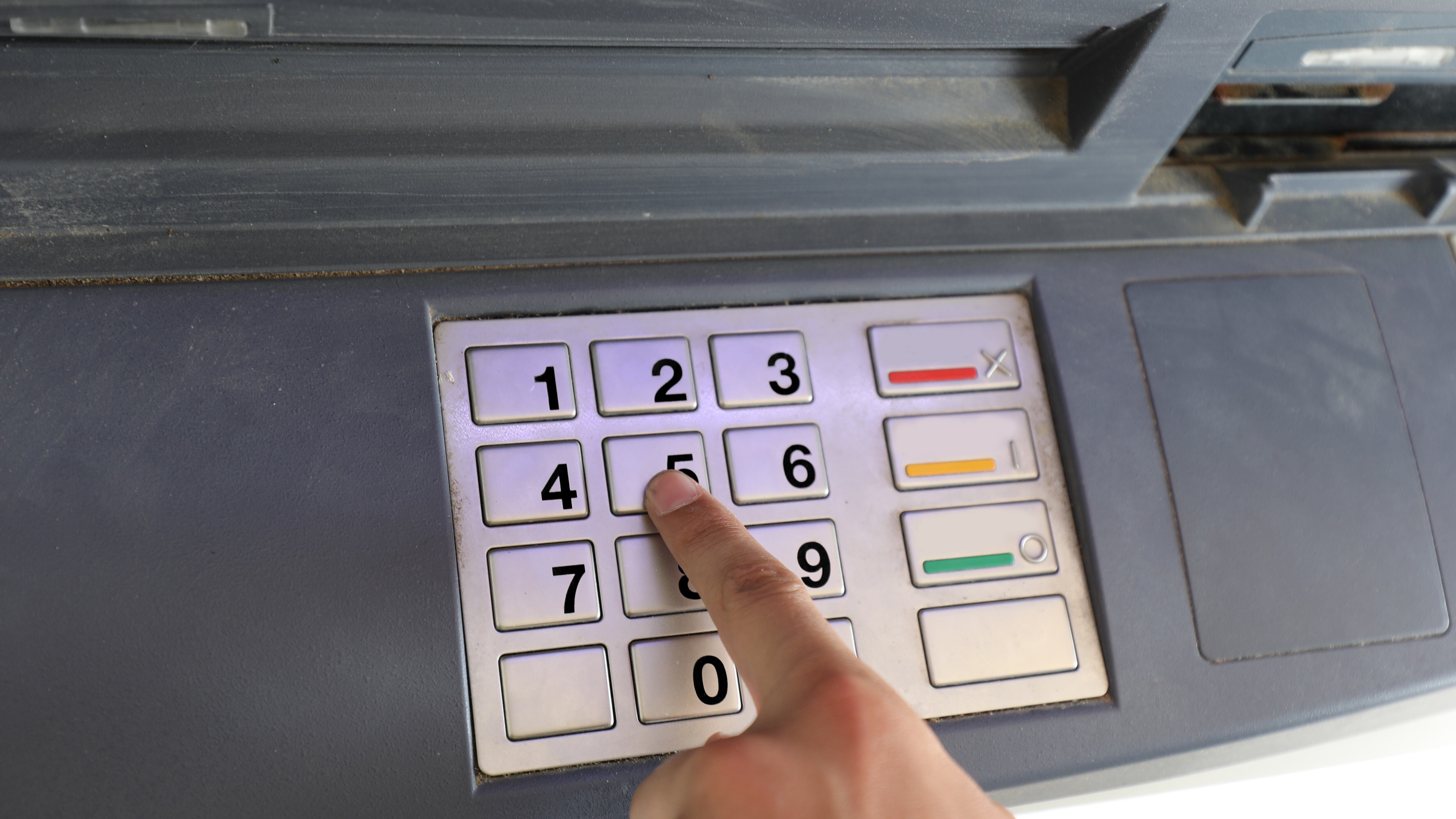 El 74.3% de los ciudadanos no ve con buenos ojos los cajeros automáticos que están en la vía pública.