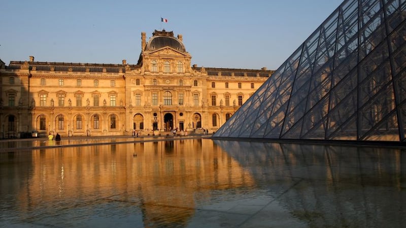 Detienen a dos sospechosos del robo millonario en el Museo del Louvre; siguen sin hallar joyas