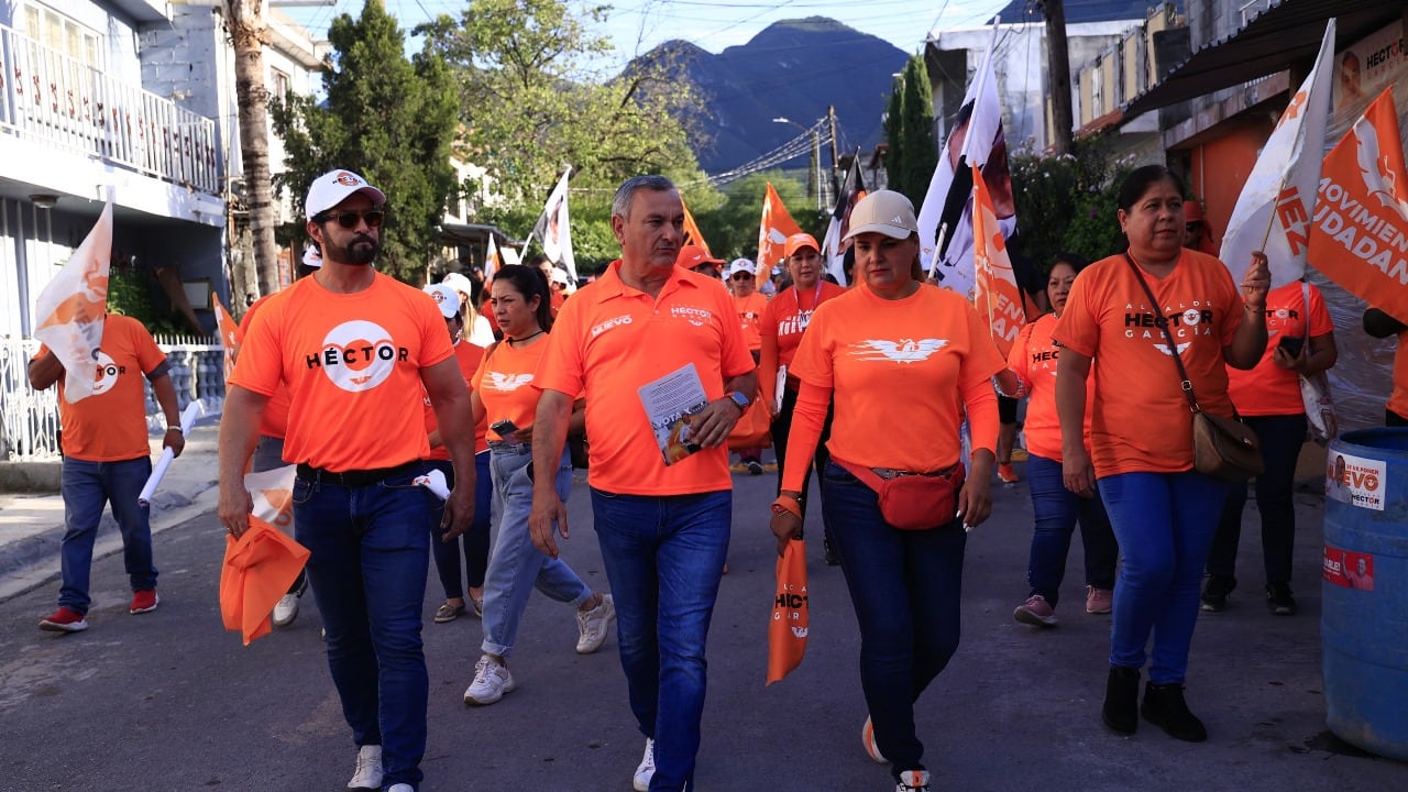 García hizo un recorrido casa por casa en la colonia 2 de Mayo del municipio.