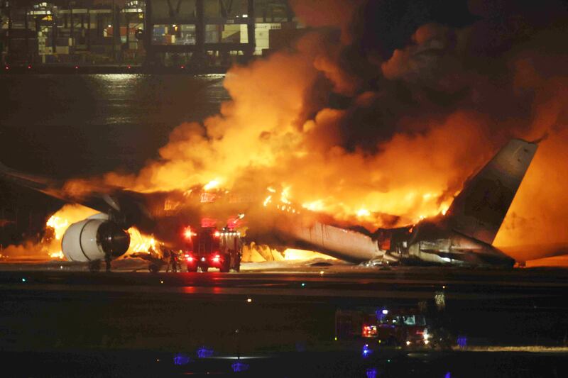 Avión que se incendió en la pista del aeropuerto en Tokio