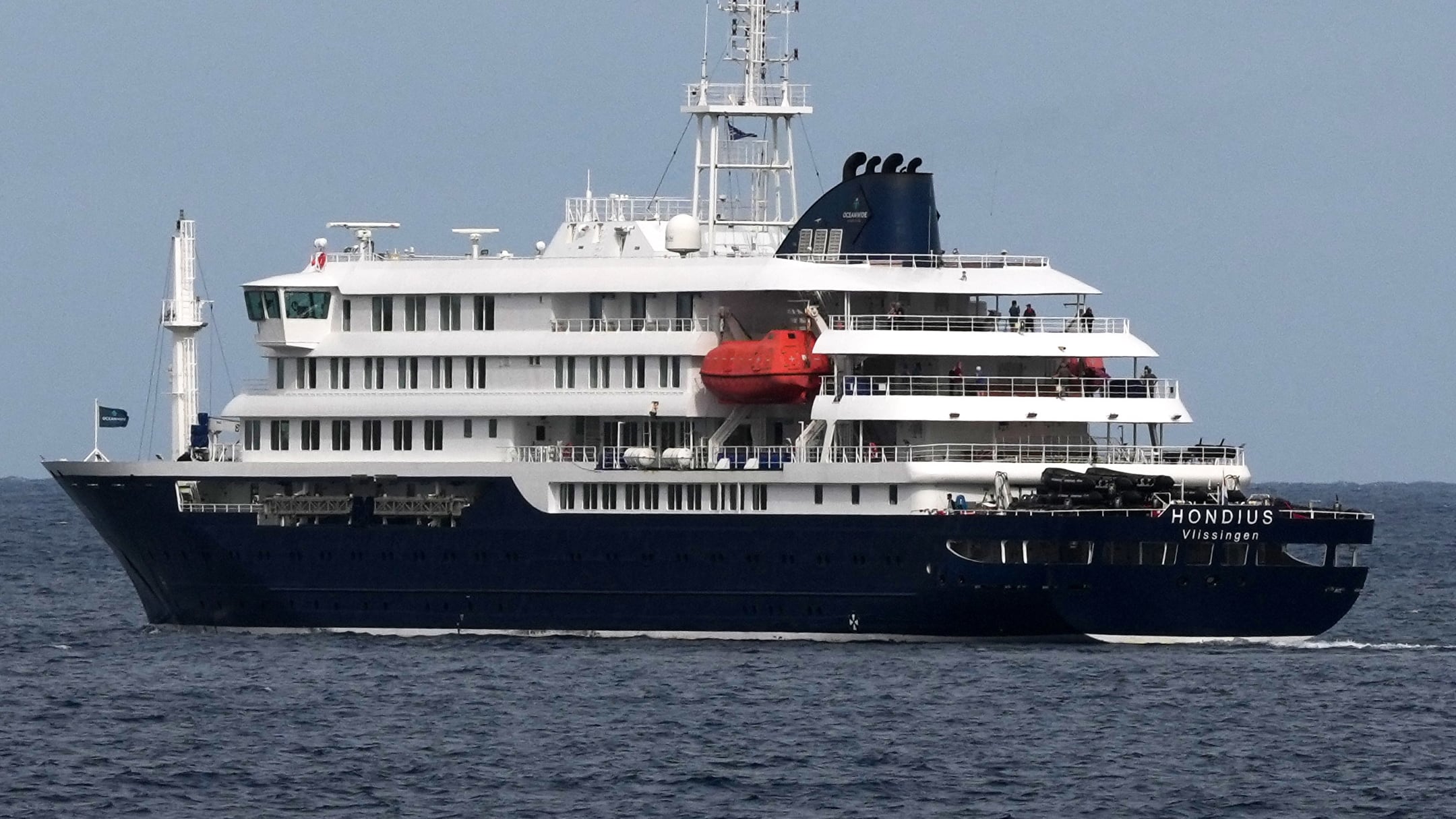 El crucero MV Hondius sale de puerto en Praia, Cabo Verde, el miércoles 6 de mayo de 2026. (AP Foto/Misper Apawu)