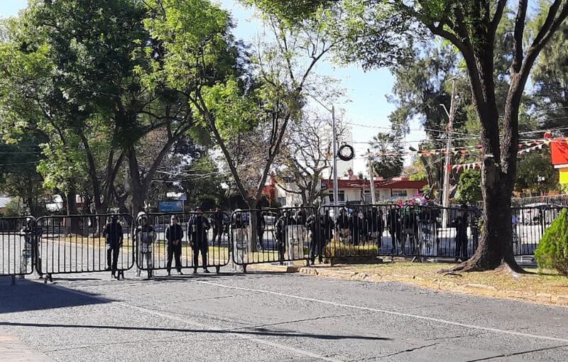 Policías antimotines bloquearon el paso por la avenida Manuel Acuña.