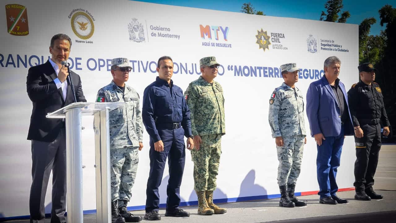 El alcalde de Monterrey estuvo acompañado de autoridades de la Guardia Nacional, el Ejército, Fuerza Civil y Policía de Monterrey.
