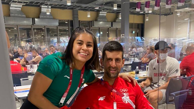 Halterista mexicana Ana Ferrer presume foto con Djokovic
