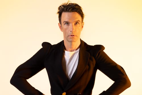 Leonardo de Lozanne se viste muy a lo David Bowie para presentar “Polvo Cósmico”