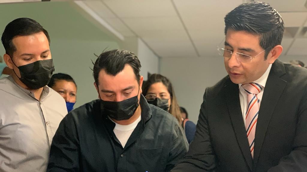 La primera solicitud fue atestiguada por Federico Rojas Veloquio, secretario del Trabajo y Daniel González Gaytán,  director general del Centro de Conciliación Laboral.