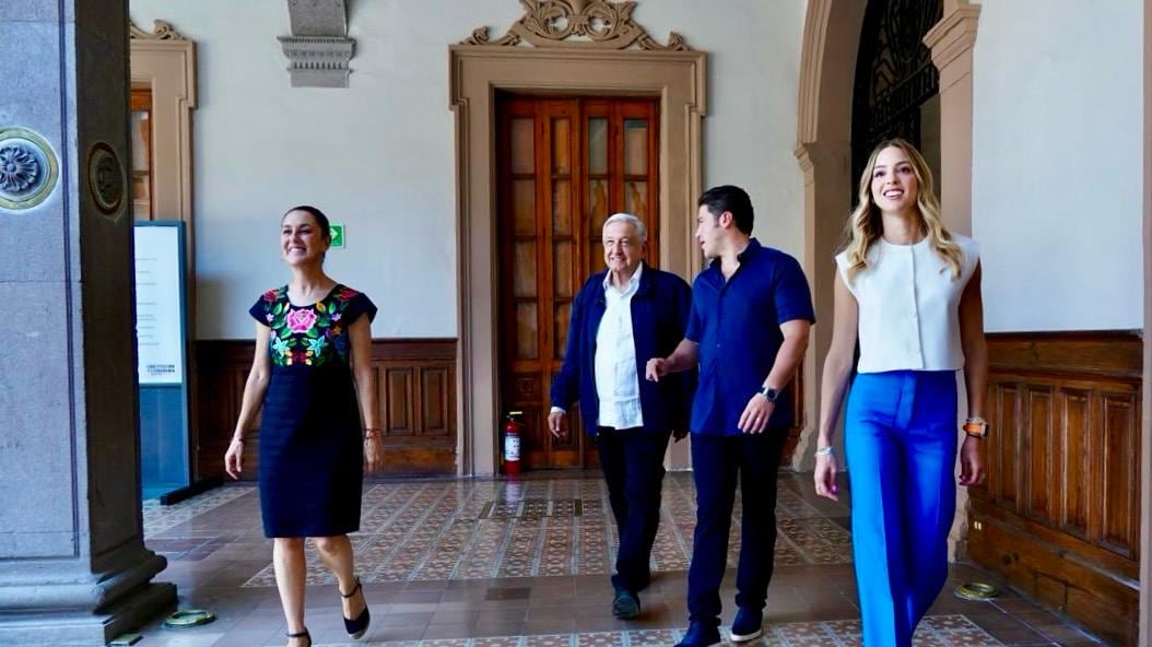 Sheinbaum y López Obrador fueron recibidos por Samuel García y Mariana Rodríguez en Palacio de Gobierno.