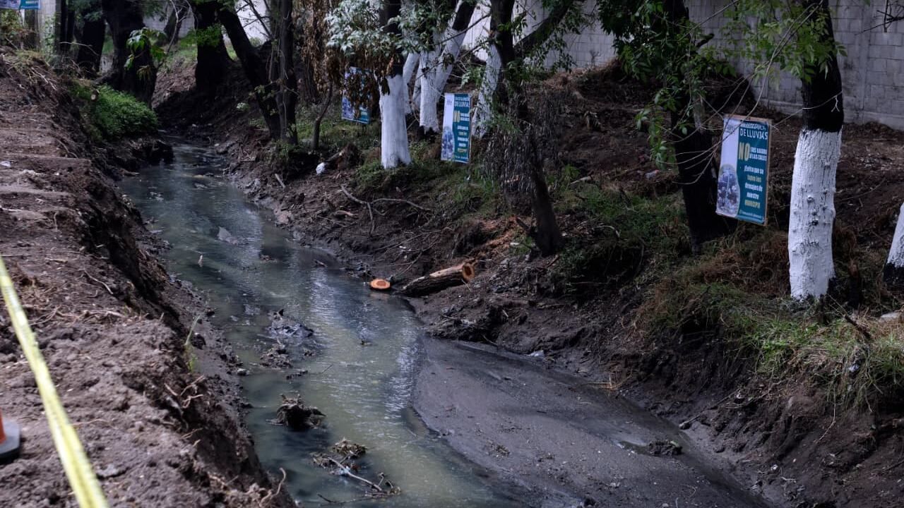 Trabajadores y vecinos de San Miguel Xoxtla participan en la Faena Comunitaria, Limpieza y saneamiento del Río Atoyac - Canal Tlapalac. Durante la actividad, se llevaron a cabo labores de retiro de basura, deshierbe y desazolve, con la finalidad de mantener el cauce libre de obstrucciones y reducir los riesgos de inundaciones en temporada de lluvias.