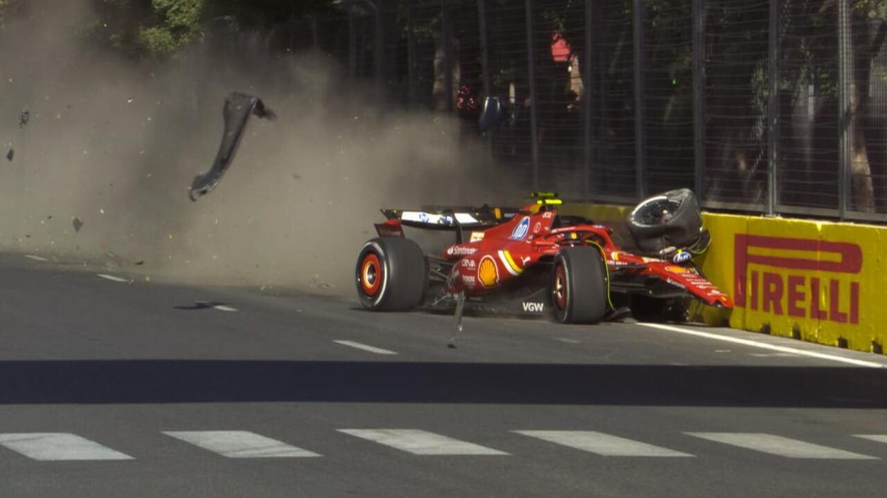Carlos Sainz impactó a Checo Pérez en la vuelta 50 de Azerbaiyán.