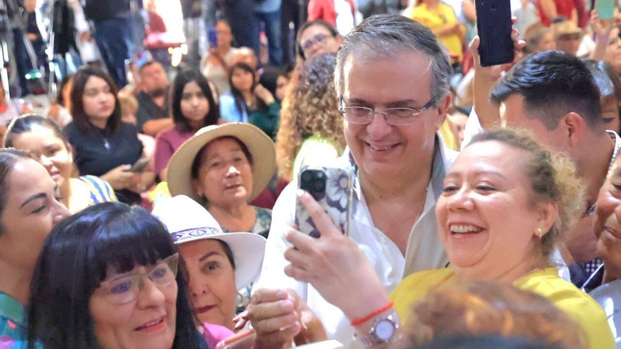 Marcelo Ebrard en su gira por Querétaro. (Cortesía)