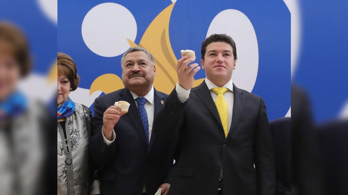 Santos Guzmán, rector de la UANL y Samuel García, rector de la UANL, compartieron pastel y felicitaciones.