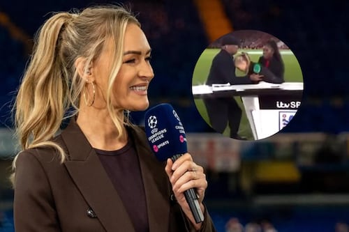 Periodista deportiva se desploma en vivo durante un partido de futbol: Video