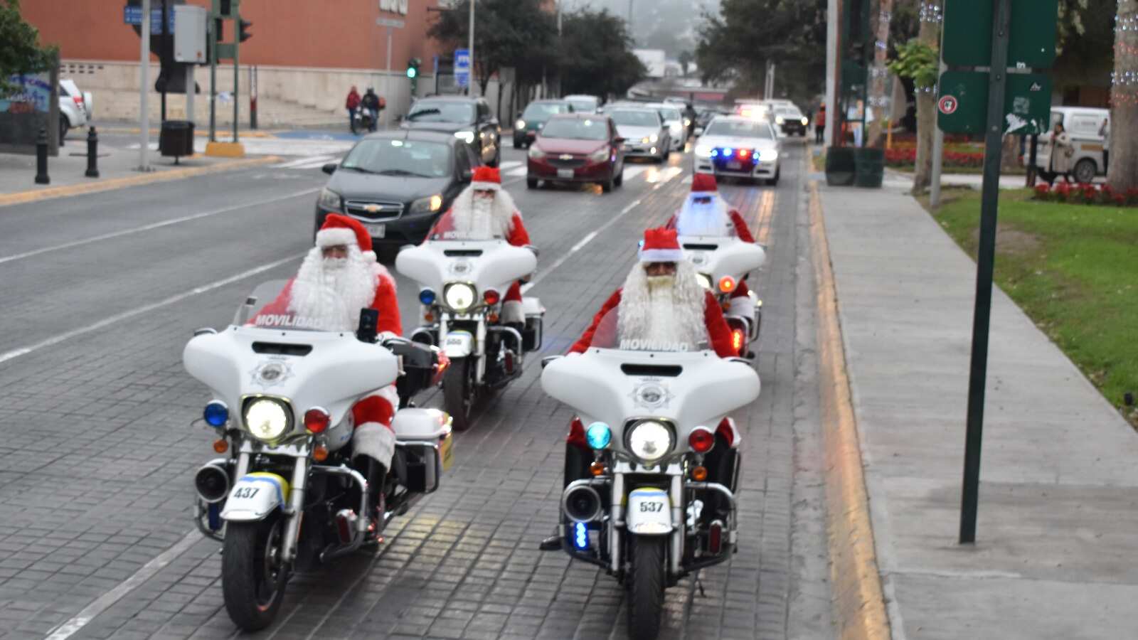 En su primer día, los Santa hicieron un recorrido por las calles aledañas al Palacio Municipal.