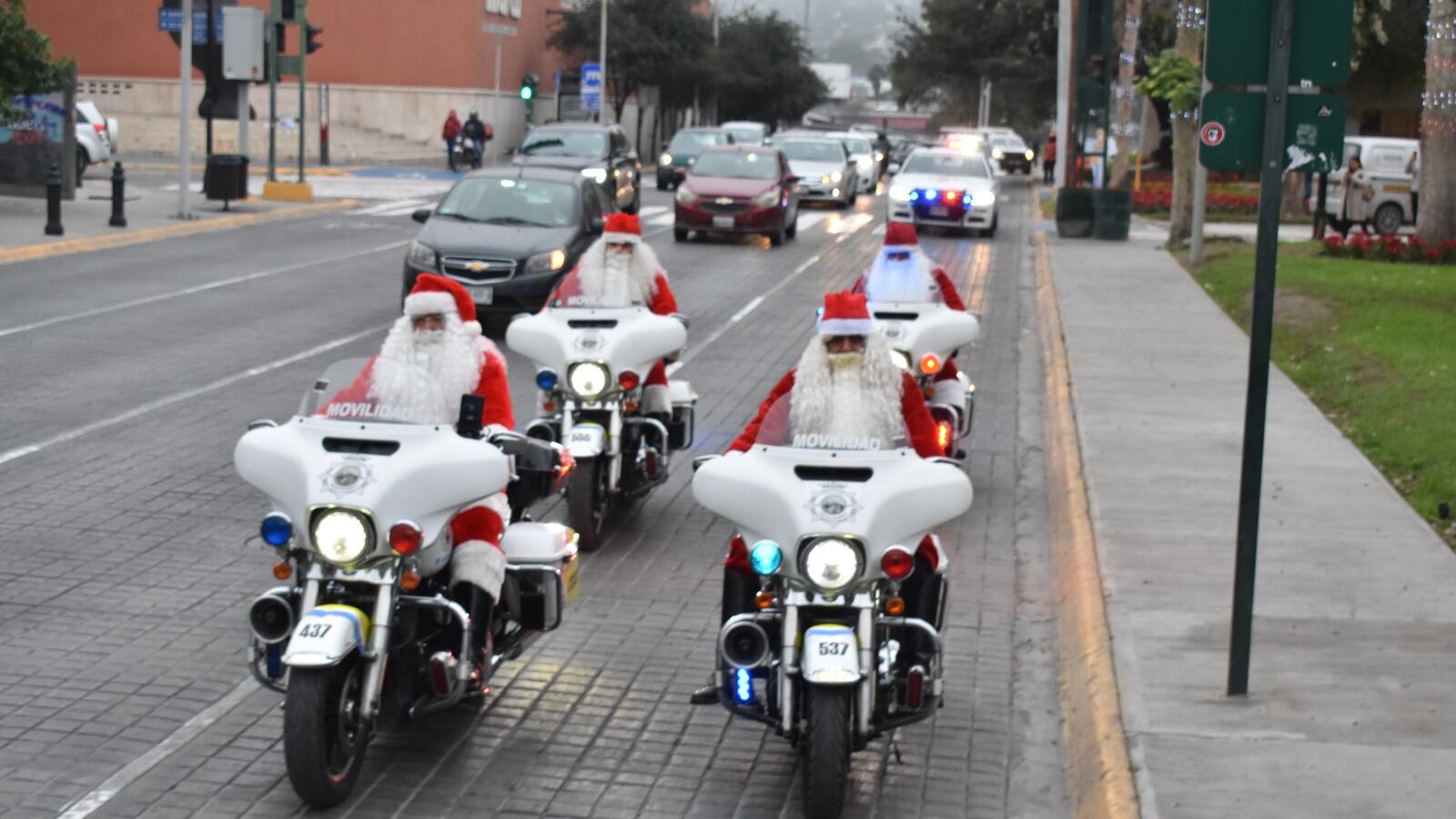 En su primer día, los Santa hicieron un recorrido por las calles aledañas al Palacio Municipal.