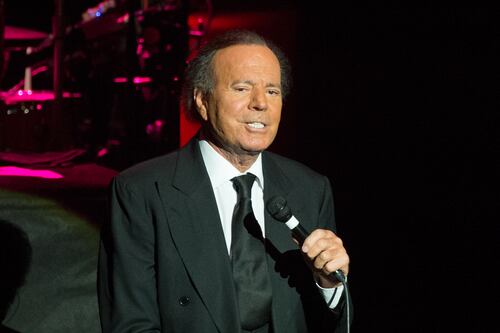 Julio Iglesias reacciona a los memes con su cara por el séptimo mes del año: “No se quien empezó con eso”