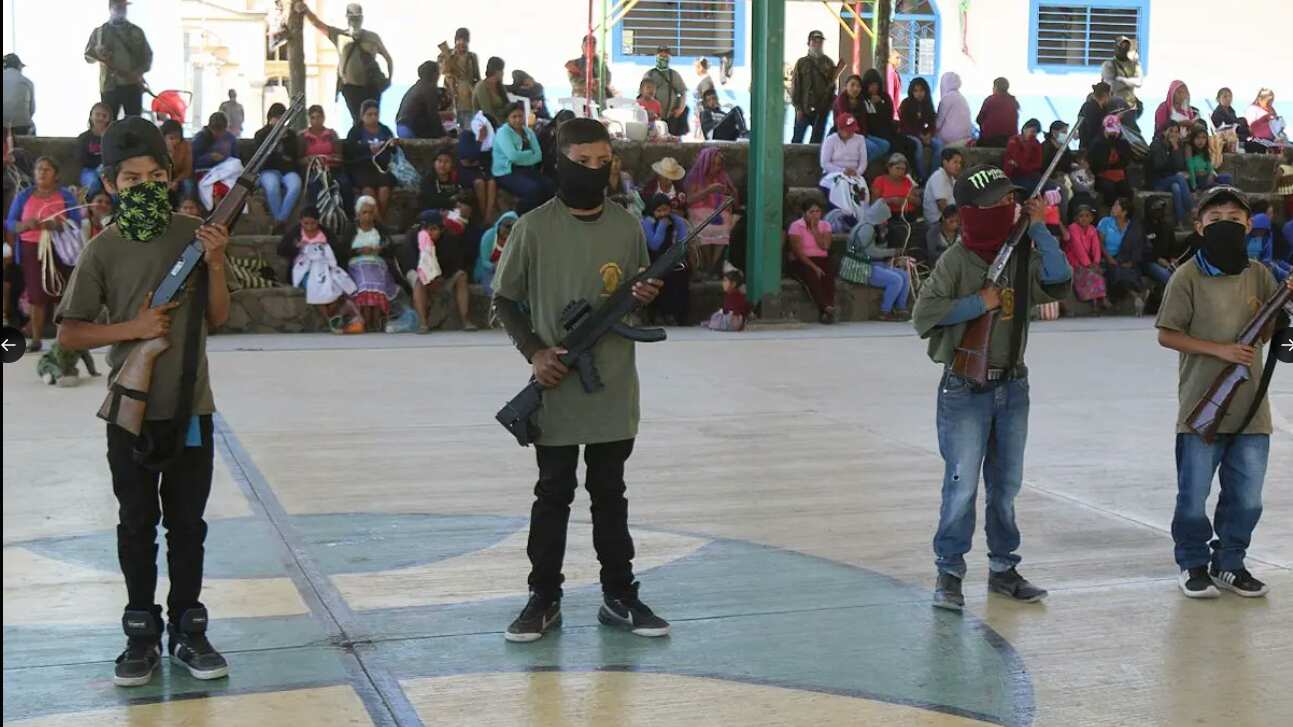 Niños toman armas en Guerrero para defender a la comunidad