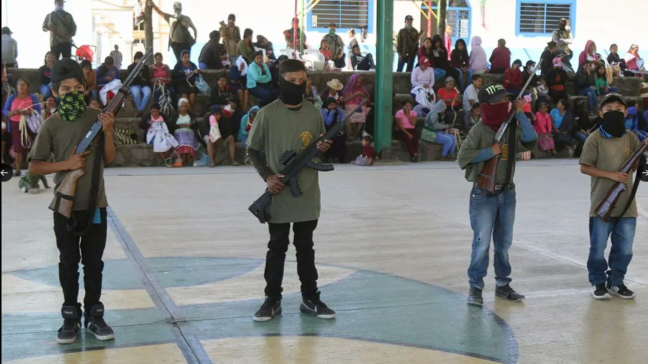 Niños toman armas en Guerrero para defender a la comunidad