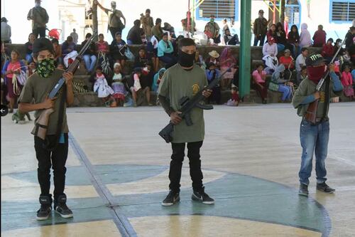 Niñas y niños armados