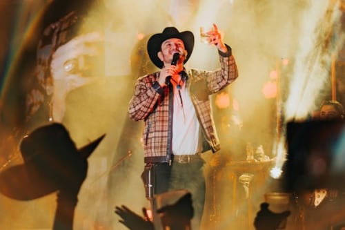 Edén Muñoz y Cumbia Pedregal reinventan clásico de Los Ángeles Azules