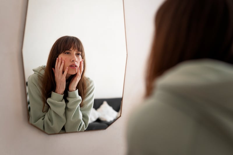 La obsesión por defectos físicos inexistentes crece con redes y filtros digitales, te presentamos algunas de las iniciativas para combatir este efecto transtorno