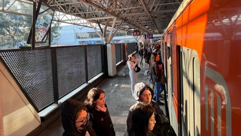 Persona cae en la Línea 2 del Metro de CDMX hoy viernes 27; ¿ya volvió el servicio?