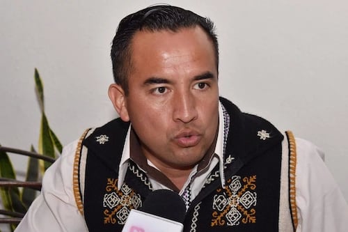 Alcalde de Hueyapan huye de pobladores armados con machetes en Puebla