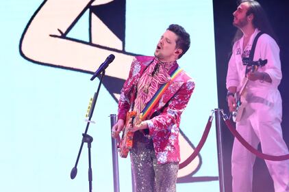El cantante y compositor venezolano fue sorprendido con un disco Platino por su álbum EVA, Doble diamante y Triple Platino por su sencillo Ojos Marrones en el Teatro Metropólitan.