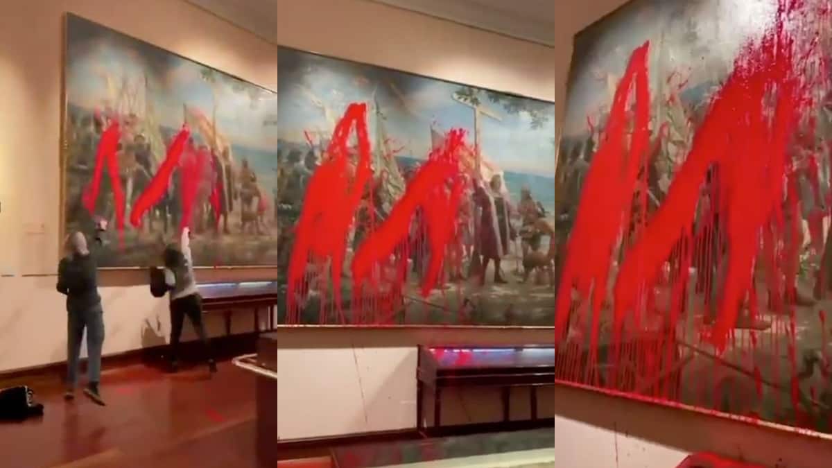 Video: Activistas lanzan pintura roja a obra de arte sobre Cristóbal Colón en Madrid