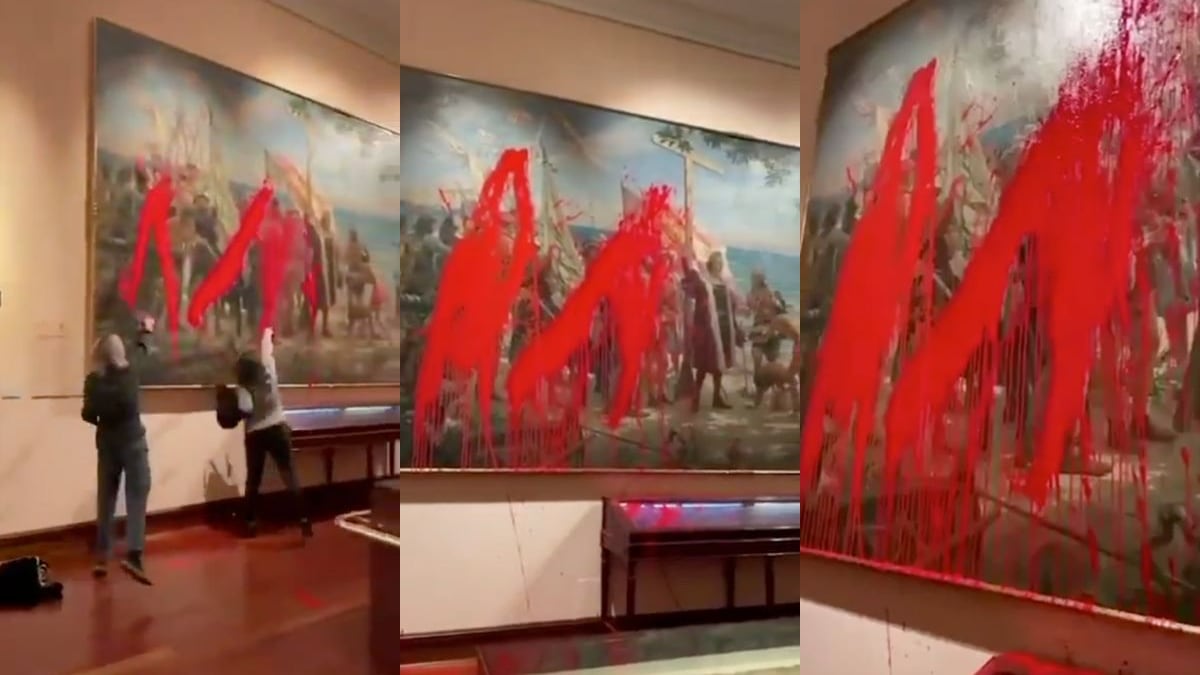 Video: Activistas lanzan pintura roja a obra de arte sobre Cristóbal Colón en Madrid