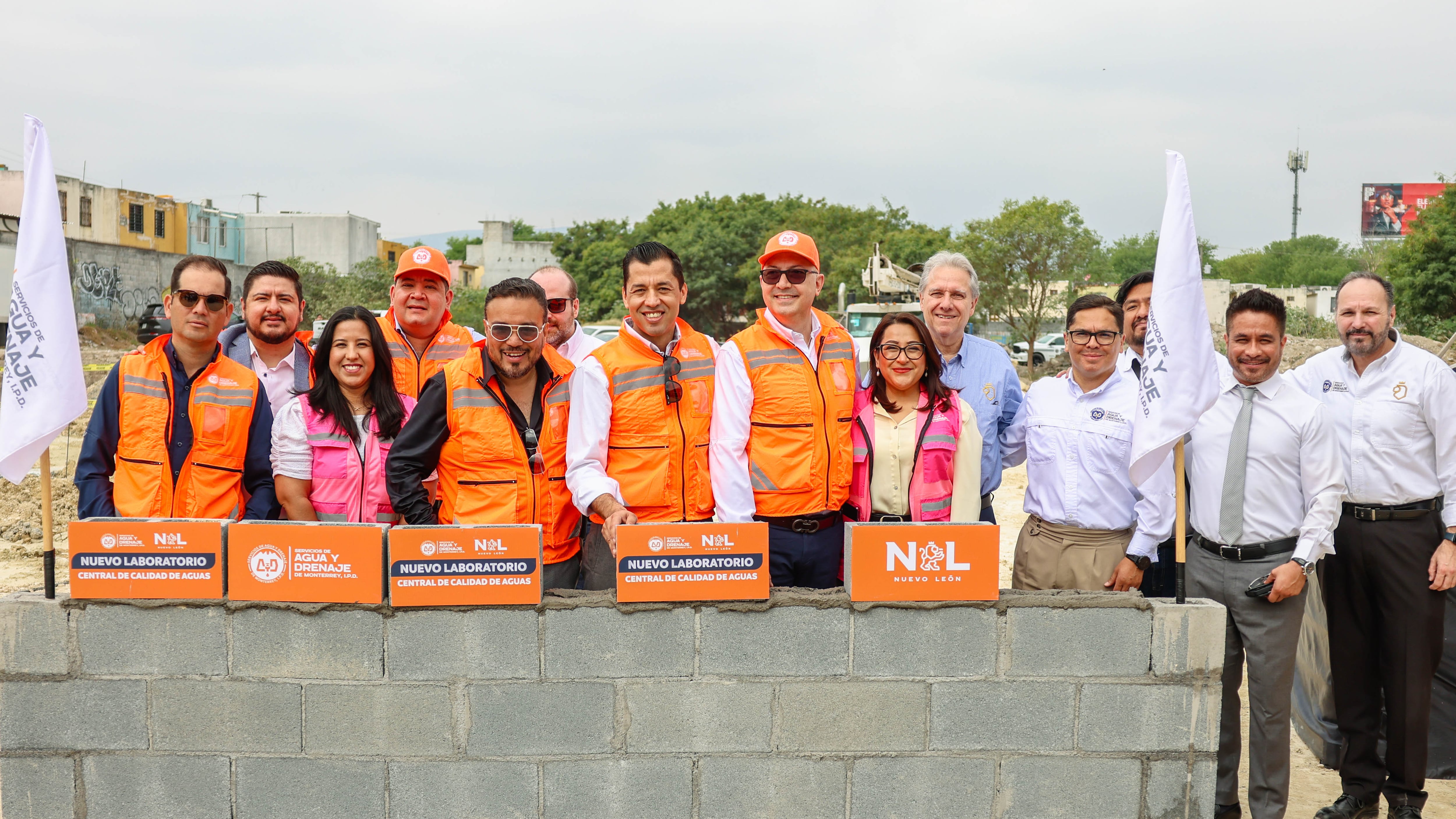 Eduardo Ortegón Williamson encabezó la colocación de la primera piedra.