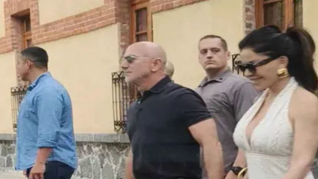 El magnate, quien contrajo nupcias el 27 de junio pasado en Venecia, fue captado durante su visita al museo Casa Azul de Frida Kahlo