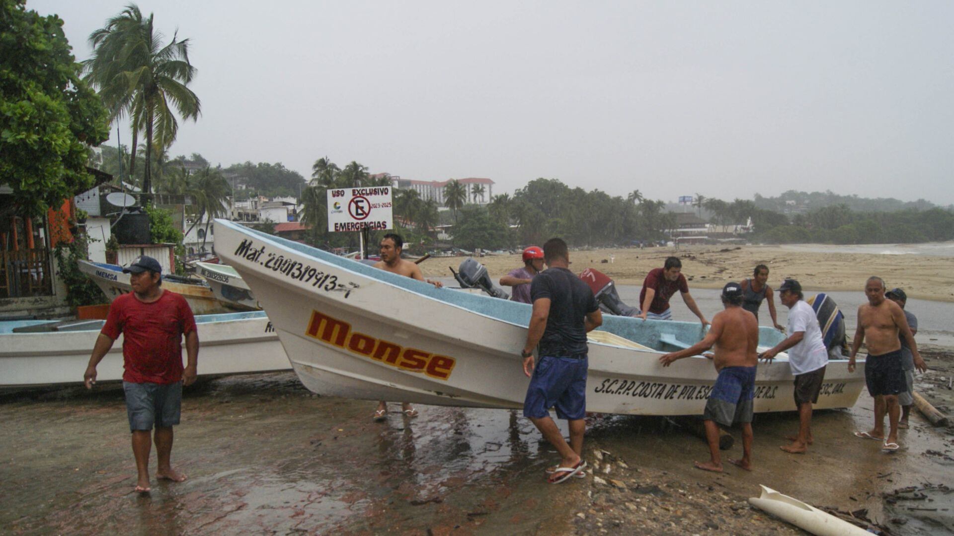 Impacto inminente del huracán John, de categoría 2 en México