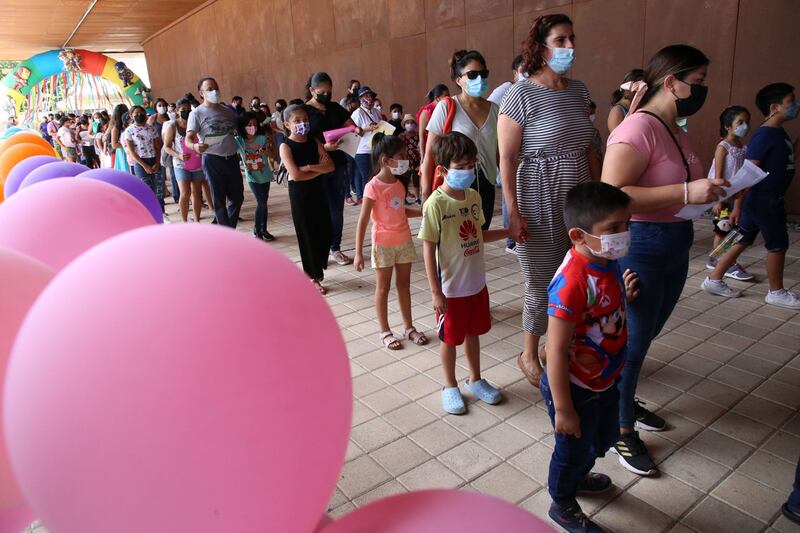 Fila para vacuna contra Covid-19 a menores de 5 a 11 años en Mérida, Yucatán.