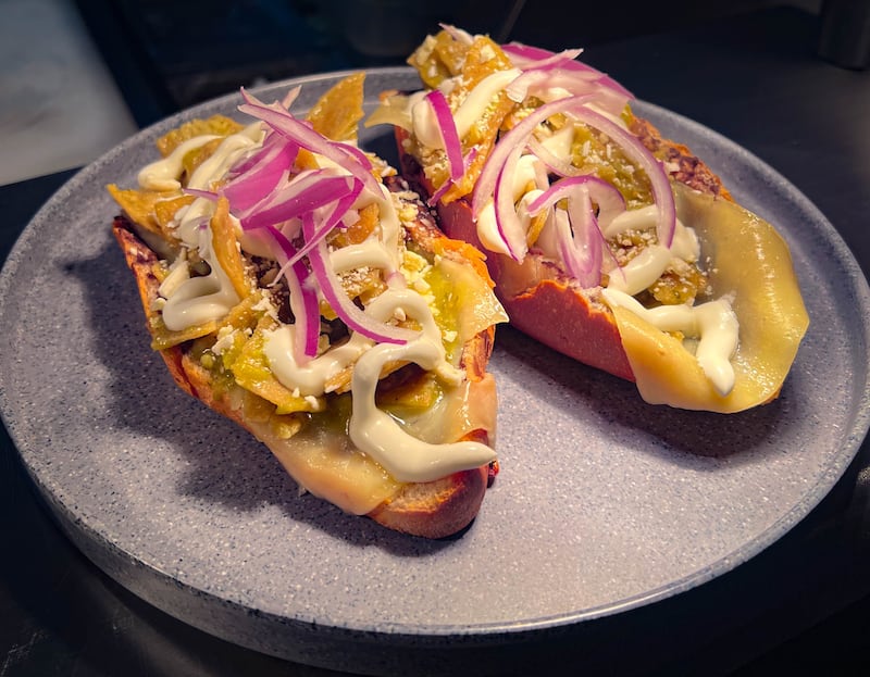 Disfruta de un ambiente cálido, salsas artesanales y chilaquiles todo el día