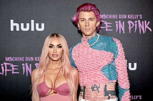 Megan Fox y Machine Gun Kelly deslumbran con cambio de look extremo y llevan el cabello rosa a otro nivel