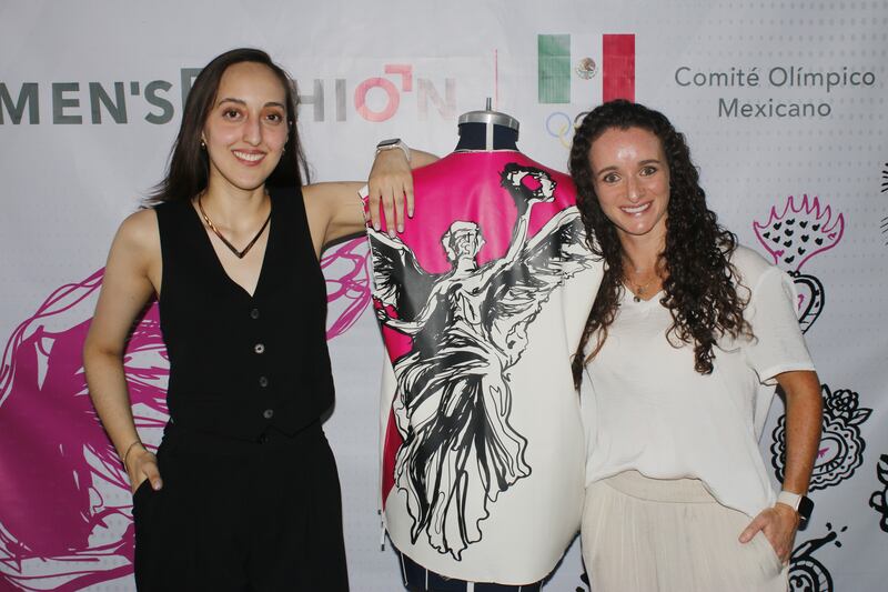 El atuendo de los atletas olímpicos está inspirado en el Ángel de la Independencia e integra el tono rosa mexicano con detalles artesanales que fusionan tradición y vanguardia en la moda deportiva