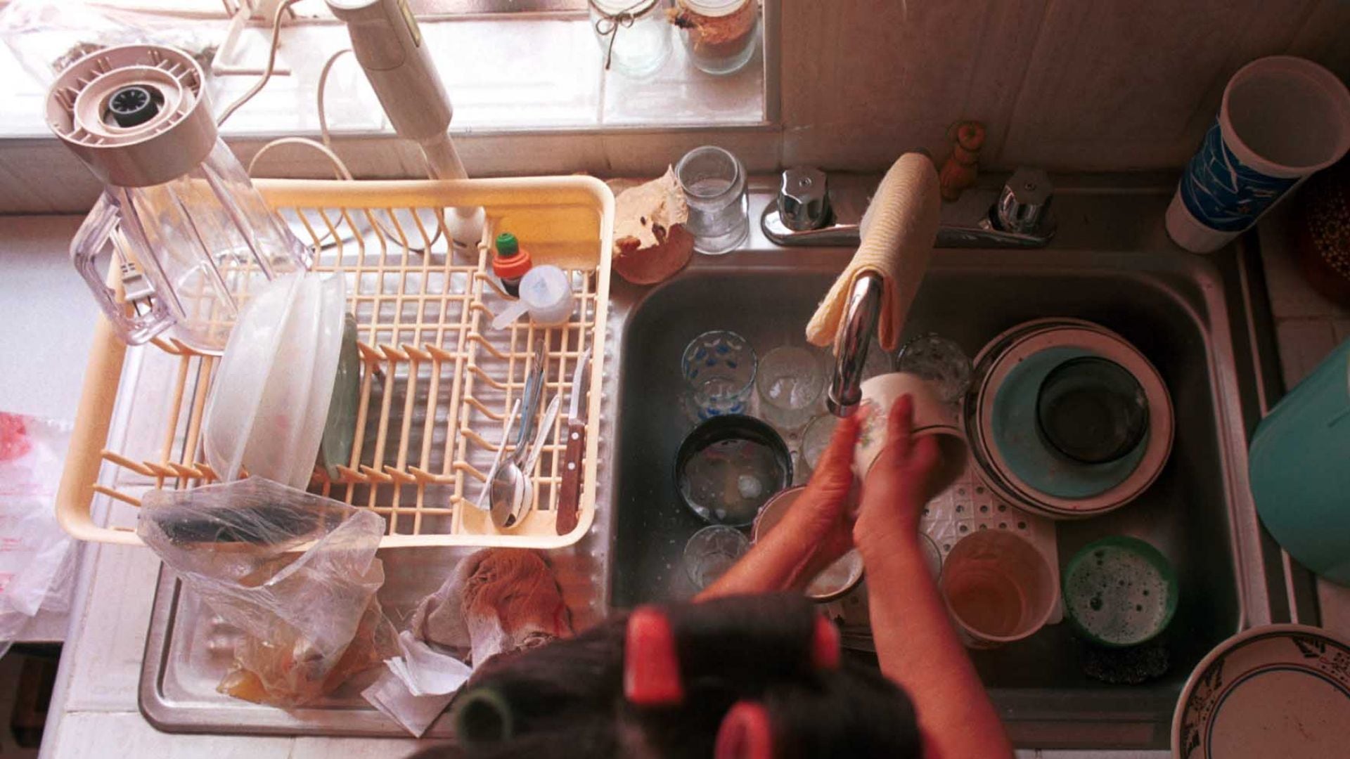 Tanto el trabajador como su cónyuge o concubina/o, hijos, padre o madre tendrán acceso a los servicios médicos, hospitalarios y farmacéuticos.