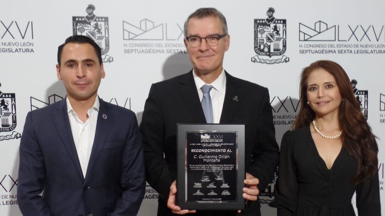 Luis Susarrey, diputado panista; Guillermo Dillon Montaña, presidente de Caintra y Alhinna Vargas, legisladora priista.