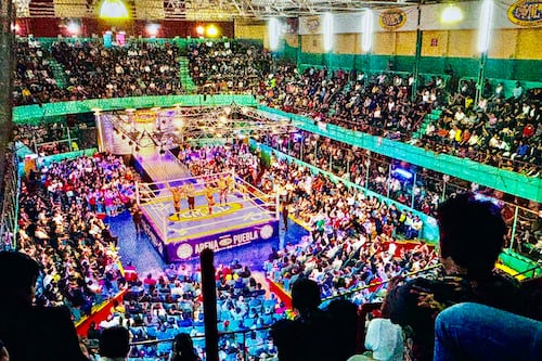 Místico y Soberano Jr. encienden la Arena Puebla en una guerra por el respeto del público